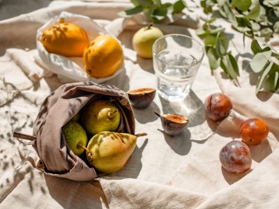 Obst-auf-einer-weissen-Tischdecke-im-Sonnenschein